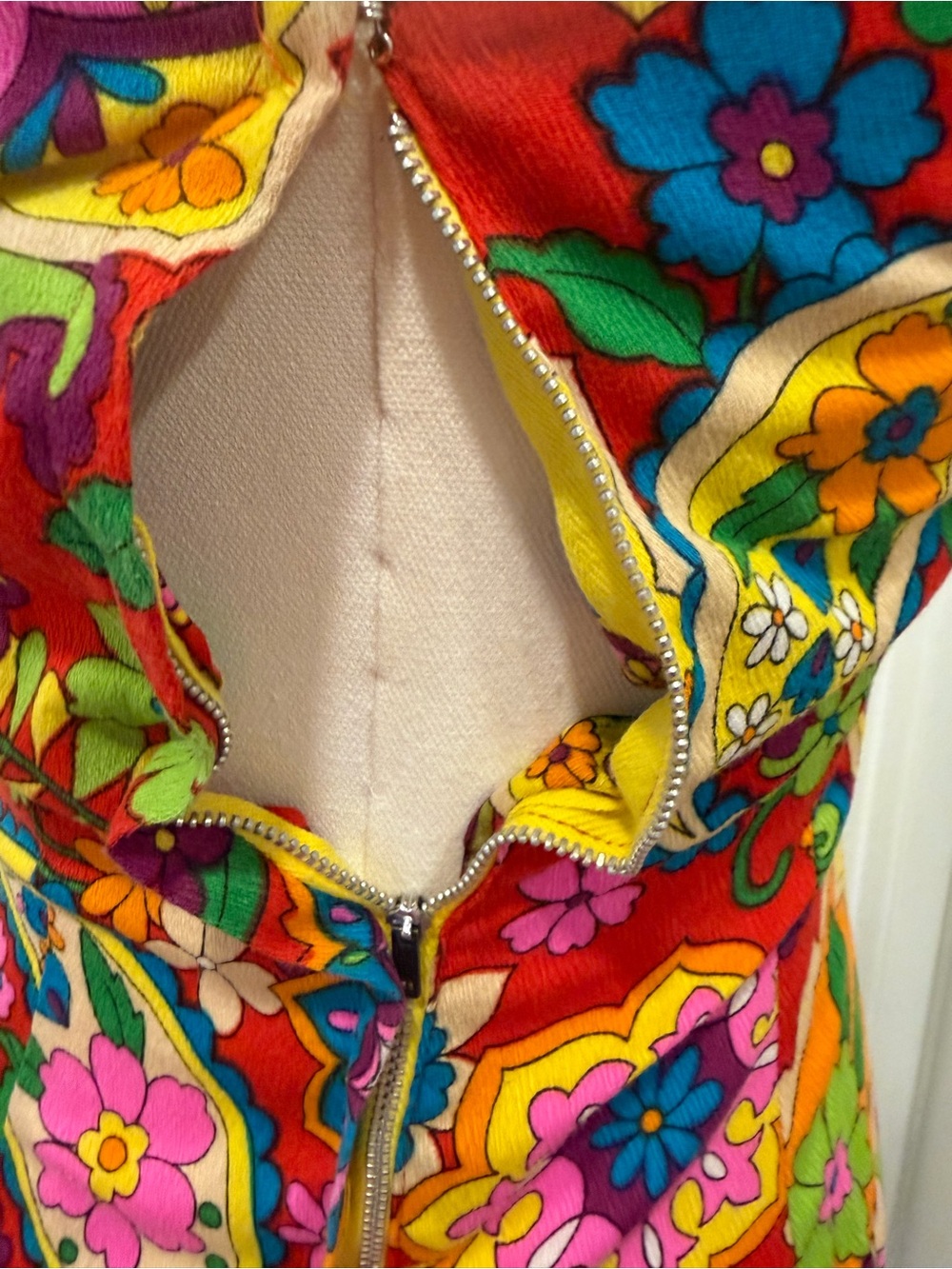 1970’s Vintage Vibrant Paisley Floral Maxi Sleeveless Dress - Red Multicolor - Picture 5 of 5